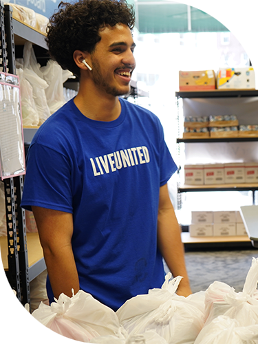 UWPV Volunteer in the Springfield Pantry